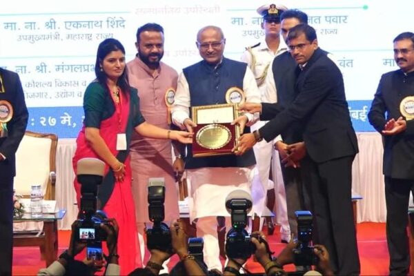 उपमुख्य कार्यकारी अधिकारी अविनाश फडतरे यांना राज्यस्तरीय गुणवंत अधिकारी पुरस्कार प्रदान