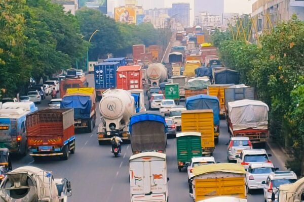 घोडबंदर मार्गावर वाहनांच्या रांगा, विद्यार्थी, नोकरदारांचे हाल
