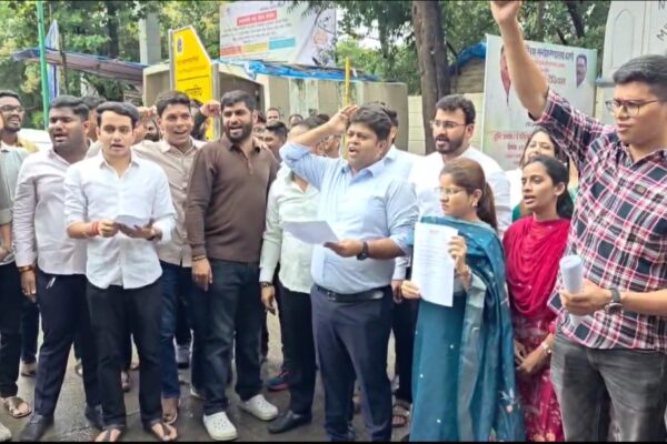 माजी खासदार राजन विचारे यांच्या वक्तव्याविरोधात युवासेनेचे ठाण्यात मनोरूगणालया बाहेर निषेध आंदोलन